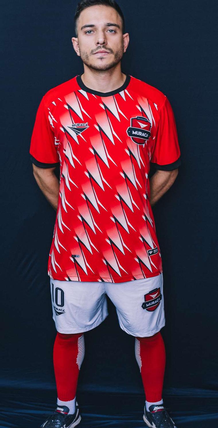 Atleta com uniforme Muraca Hexa vermelho
